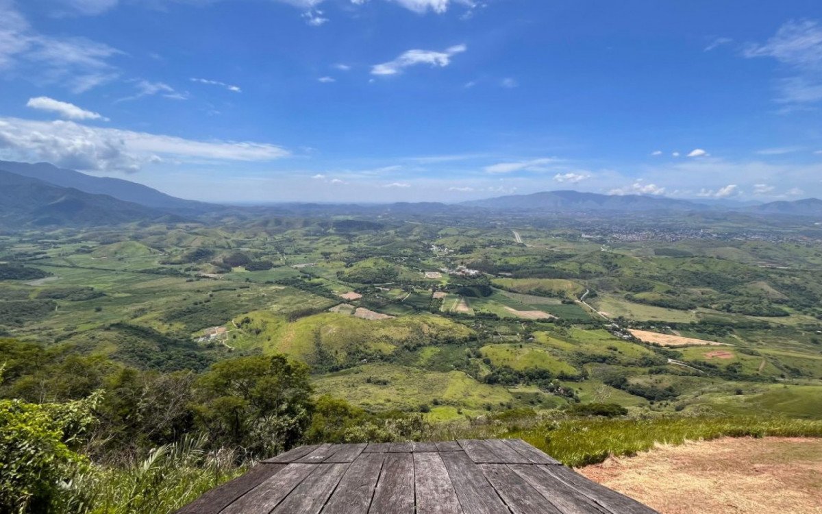 PM e instrutor mortos em queda de parapente no Pico da Coragem, em Japeri