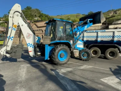 Policiais militares removem barricadas de entulho durante operação em comunidade de Niterói