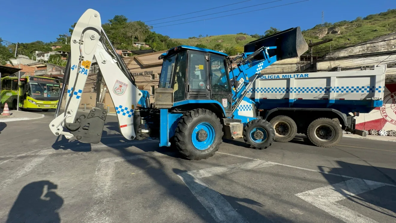 Policiais militares removem barricadas de entulho durante operação em comunidade de Niterói