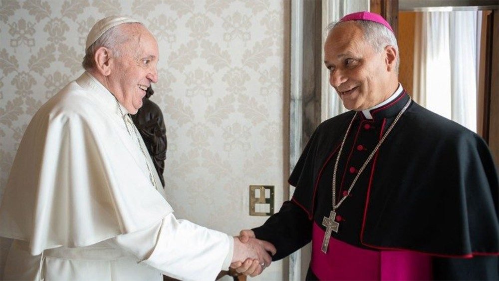 O Papa Francisco cumprimenta o então Bispo Robert Francis Prevost, que viria a exercer atribuições de sua confiança e, agora, torna-se o novo Pontífice da Igreja Católica como Leão LIV | Vatican News