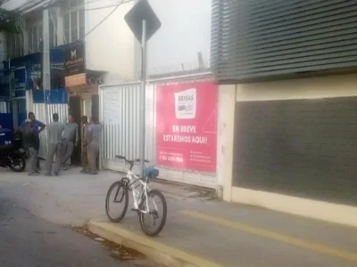 Imagem do local da tragédia com trabalhadores visivelmente abalados após morte de colega em obra escolar