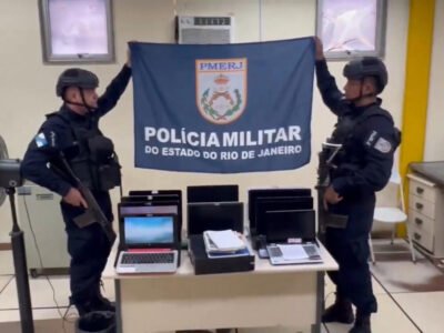 Imagem dos equipamentos apreendidos na central de golpes no Rocha