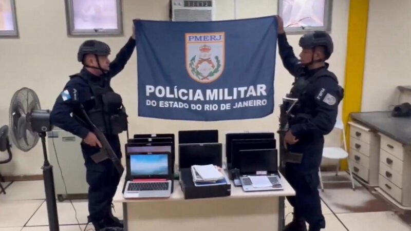 Imagem dos equipamentos apreendidos na central de golpes no Rocha