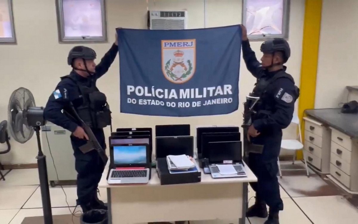 Imagem dos equipamentos apreendidos na central de golpes no Rocha