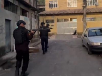 Viaturas da Polícia Militar durante operação em comunidade do Rio