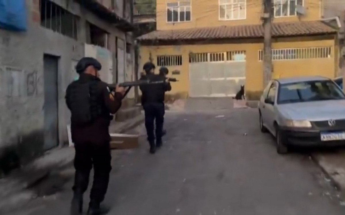 Viaturas da Polícia Militar durante operação em comunidade do Rio