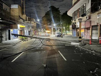 Poste caído no meio da Rua Medina, interditando o trânsito no Méier