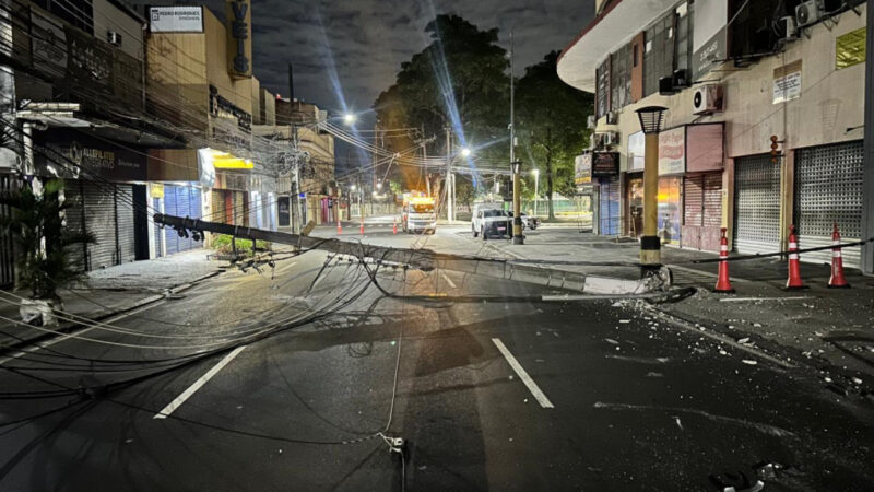 Poste caído no meio da Rua Medina, interditando o trânsito no Méier