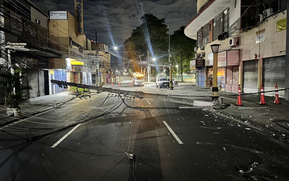 Poste caído no meio da Rua Medina, interditando o trânsito no Méier