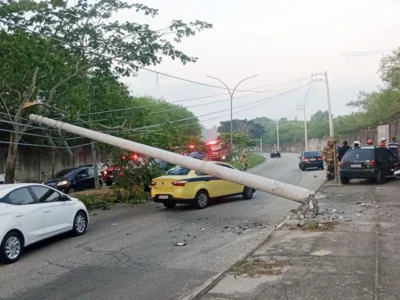 Poste caído interdita pista da Estrada das Canárias, na Ilha do Governador, após colisão entre veículos