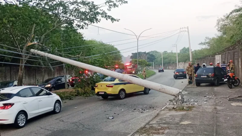Poste caído interdita pista da Estrada das Canárias, na Ilha do Governador, após colisão entre veículos