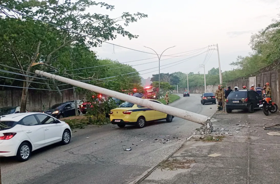 Poste caído interdita pista da Estrada das Canárias, na Ilha do Governador, após colisão entre veículos