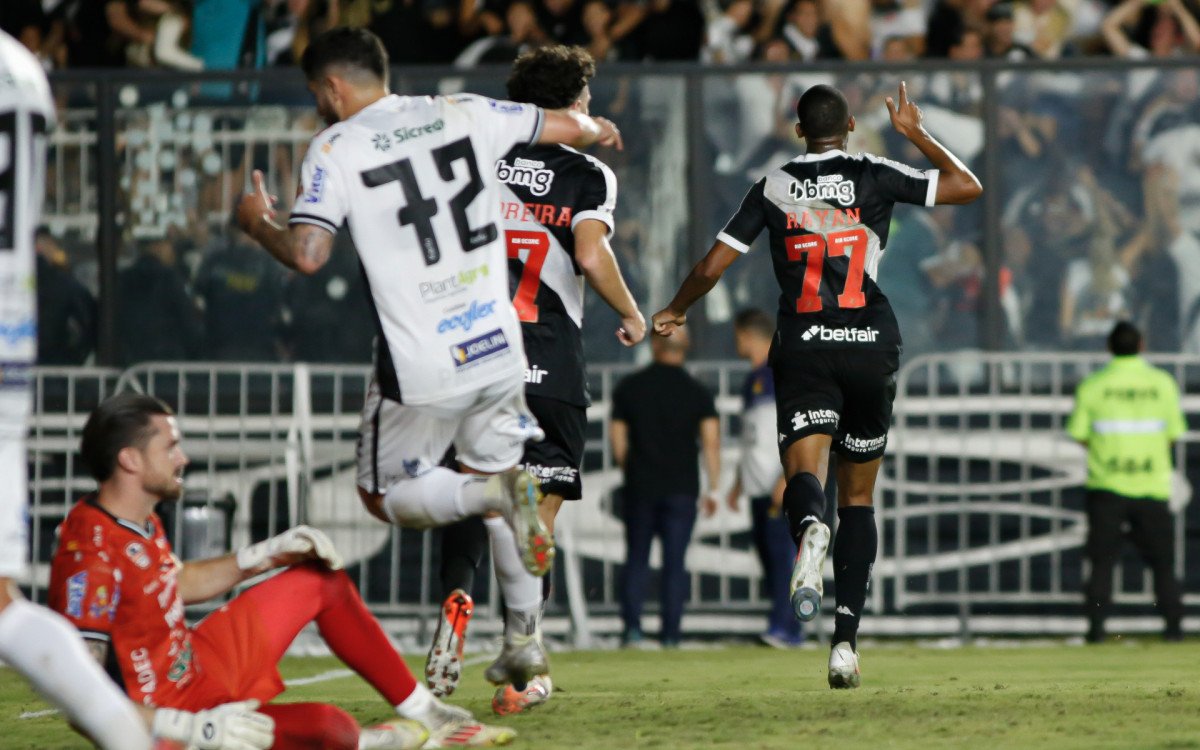 Rayan comemora gol pelo Vasco na Copa do Brasil