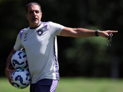 Renato Paiva orienta o time durante a preparação no CT