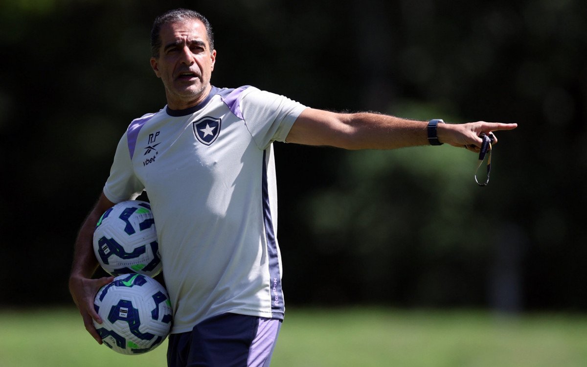 Renato Paiva orienta o time durante a preparação no CT