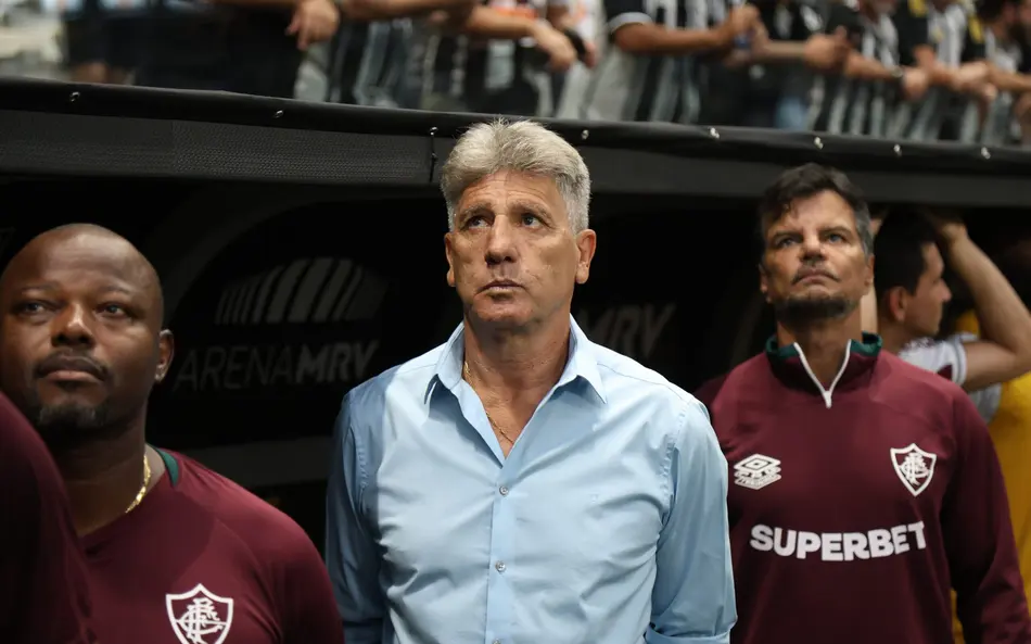 Renato Gaúcho, treinador do Fluminense, com parte da comissão técnica
