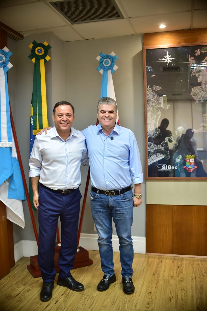 Prefeito Rodrigo Neves e o secretário Washington Reis durante encontro para ampliação de parceria entre Niterói e o governo do estado do RJ | Claudio Fernandes/Divulgação