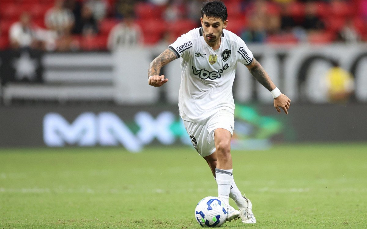 Santiago Rodríguez durante partida do Botafogo pela Copa do Brasil