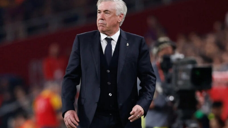 Ancelotti recebe homenagem da torcida do Real Madrid no Santiago Bernabéu