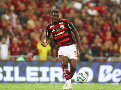 Evertton Araújo com a camisa do Flamengo durante jogo no Maracanã