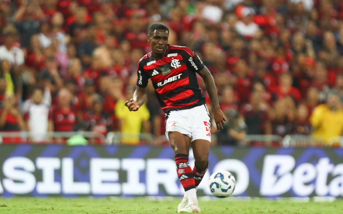 Evertton Araújo com a camisa do Flamengo durante jogo no Maracanã