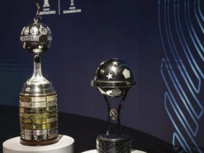 Imagem ilustrativa dos troféus da Libertadores e Sul-Americana com fundo da sede da Conmebol