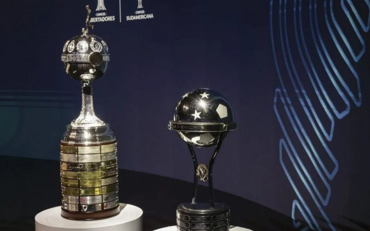 Imagem ilustrativa dos troféus da Libertadores e Sul-Americana com fundo da sede da Conmebol
