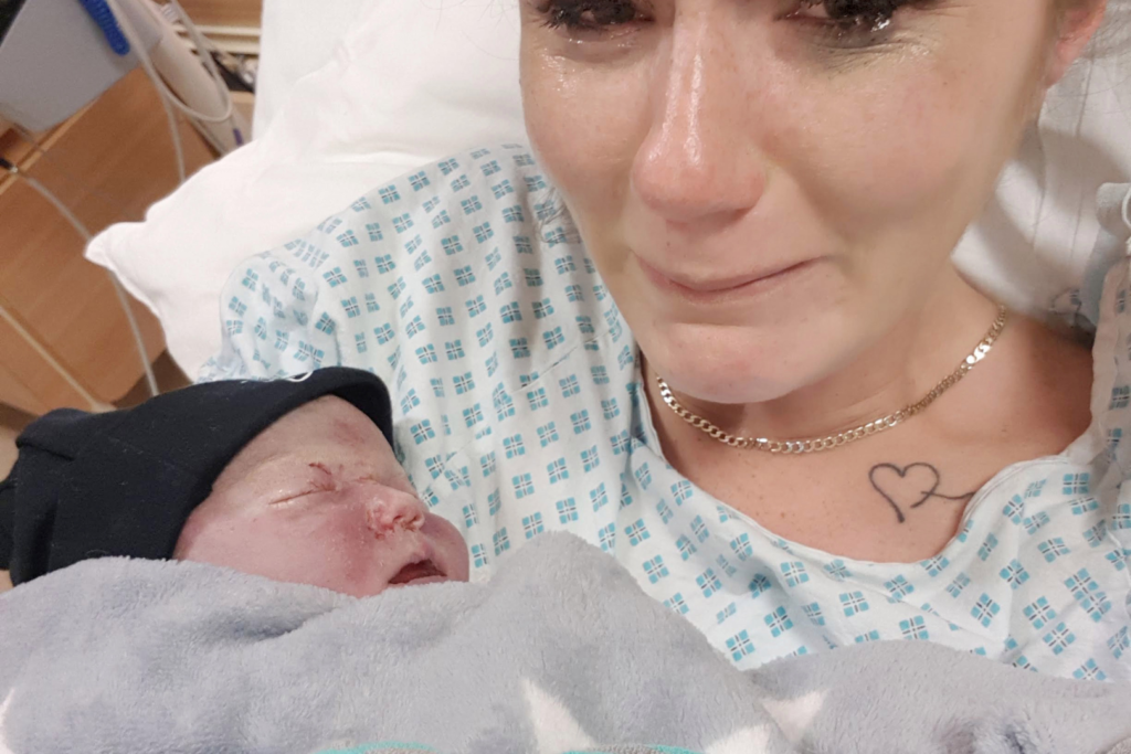 A inglesa Stephanie Broadley, em momento de profundo luto, divulgou em suas redes sociais imagens com seu filho natimorto, indagando a causa de sua morte, num caso de ampla repercussão internacional
