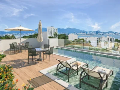Imagem do Sun In Studio Design com vista para a Baía de Guanabara e área de lazer no rooftop
