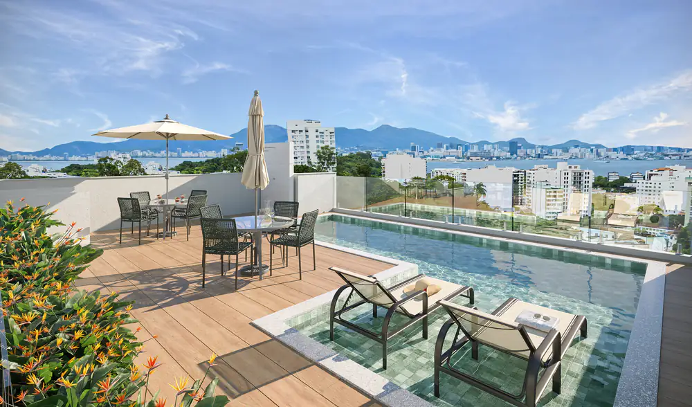 Imagem do Sun In Studio Design com vista para a Baía de Guanabara e área de lazer no rooftop
