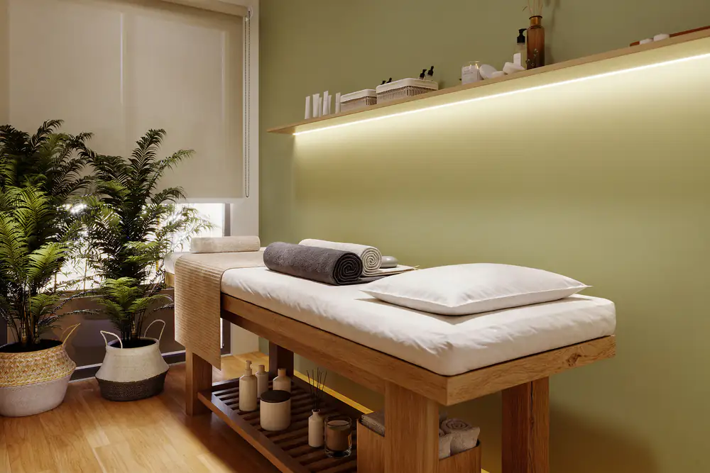 Sala de massagem do Sun In Studio Design com iluminação relaxante e ambiente zen