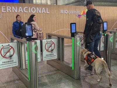 Labrador Teddy embarca para Lisboa no Galeão, ao lado da irmã da menina autista, após dias de veto da TAP.
