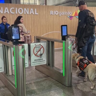 Labrador Teddy embarca para Lisboa no Galeão, ao lado da irmã da menina autista, após dias de veto da TAP.