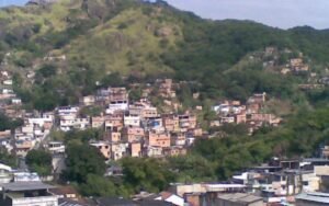 Imagem mostra viatura da Polícia Militar no Morro do Fubá durante operação de patrulhamento