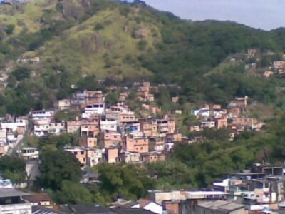 Imagem mostra viatura da Polícia Militar no Morro do Fubá durante operação de patrulhamento