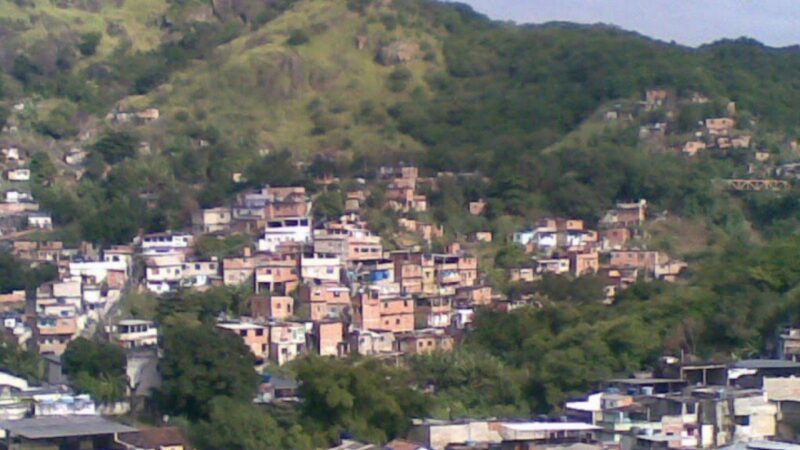 Imagem mostra viatura da Polícia Militar no Morro do Fubá durante operação de patrulhamento