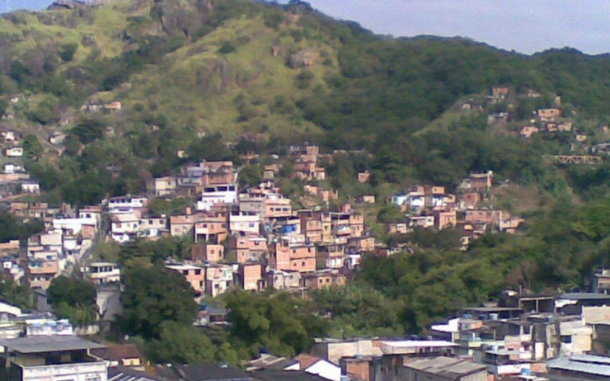 Imagem mostra viatura da Polícia Militar no Morro do Fubá durante operação de patrulhamento