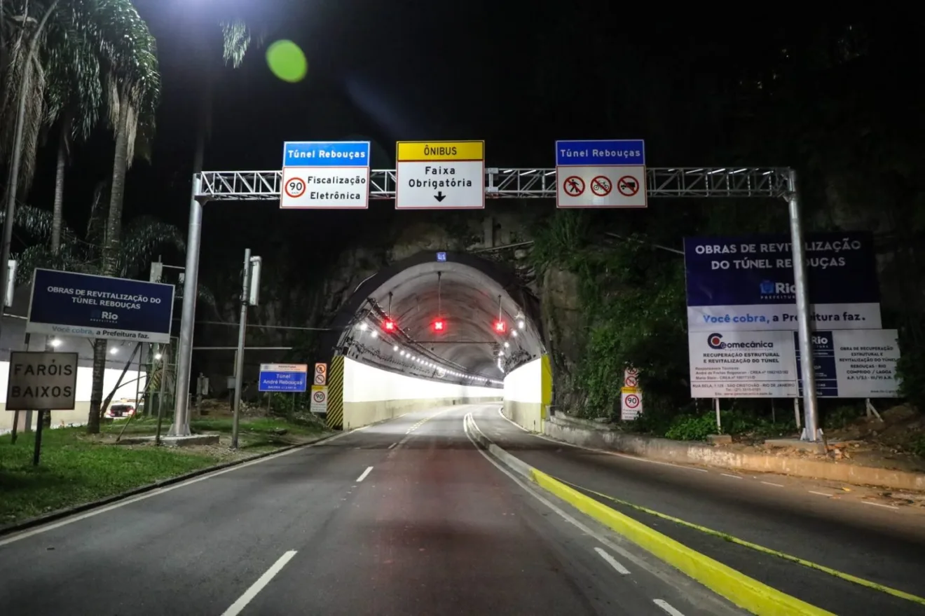 Equipes da CET-Rio monitoram o trânsito no Túnel Rebouças durante interdição parcial