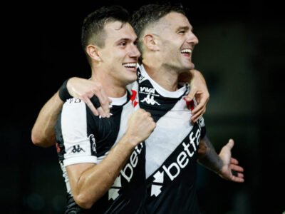 Imagem de Vegetti comemorando gol em São Januário