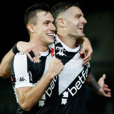 Imagem de Vegetti comemorando gol em São Januário