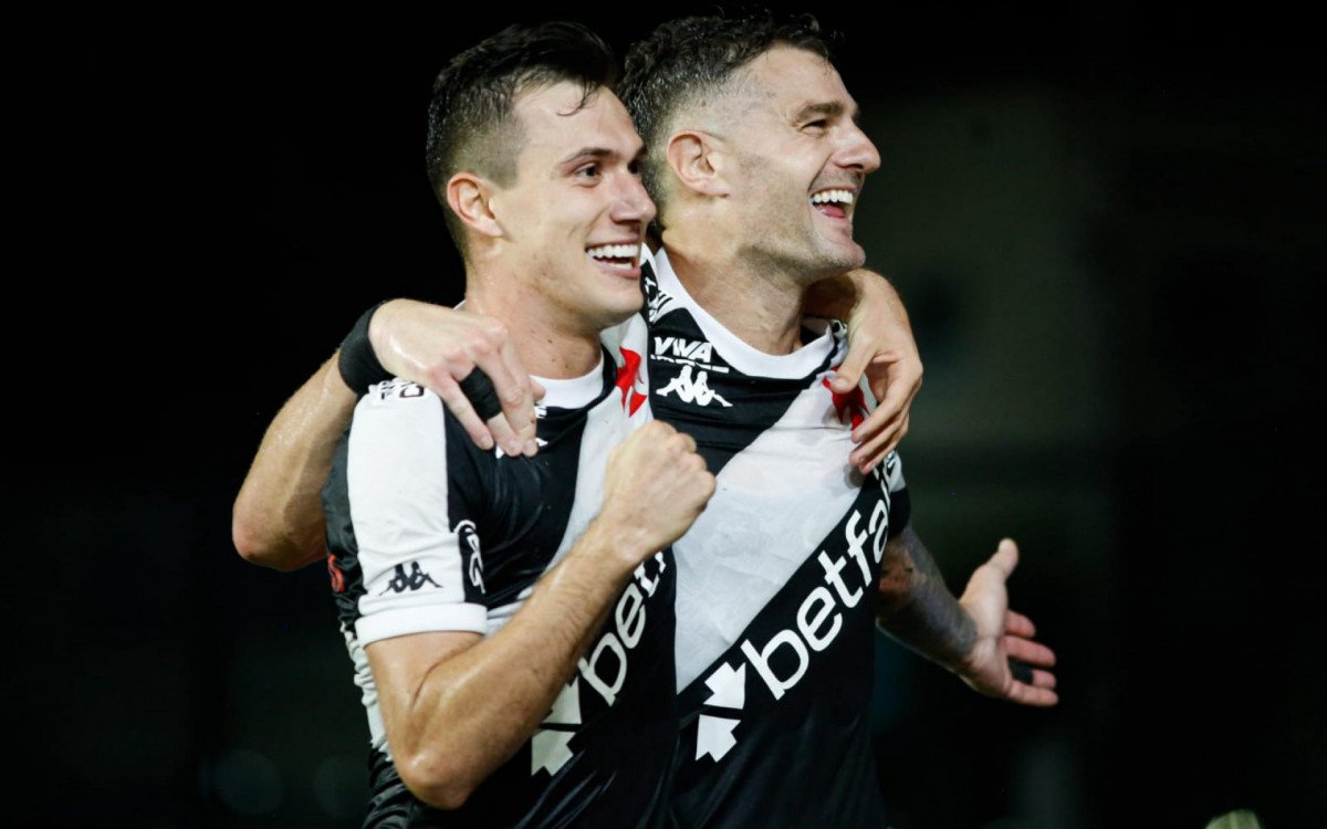 Imagem de Vegetti comemorando gol em São Januário