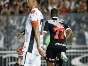Léo Jardim comemora classificação do Vasco após defesa decisiva nos pênaltis contra o Operário