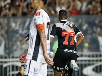 Léo Jardim comemora classificação do Vasco após defesa decisiva nos pênaltis contra o Operário