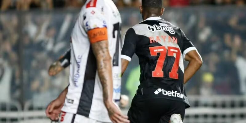 Léo Jardim comemora classificação do Vasco após defesa decisiva nos pênaltis contra o Operário