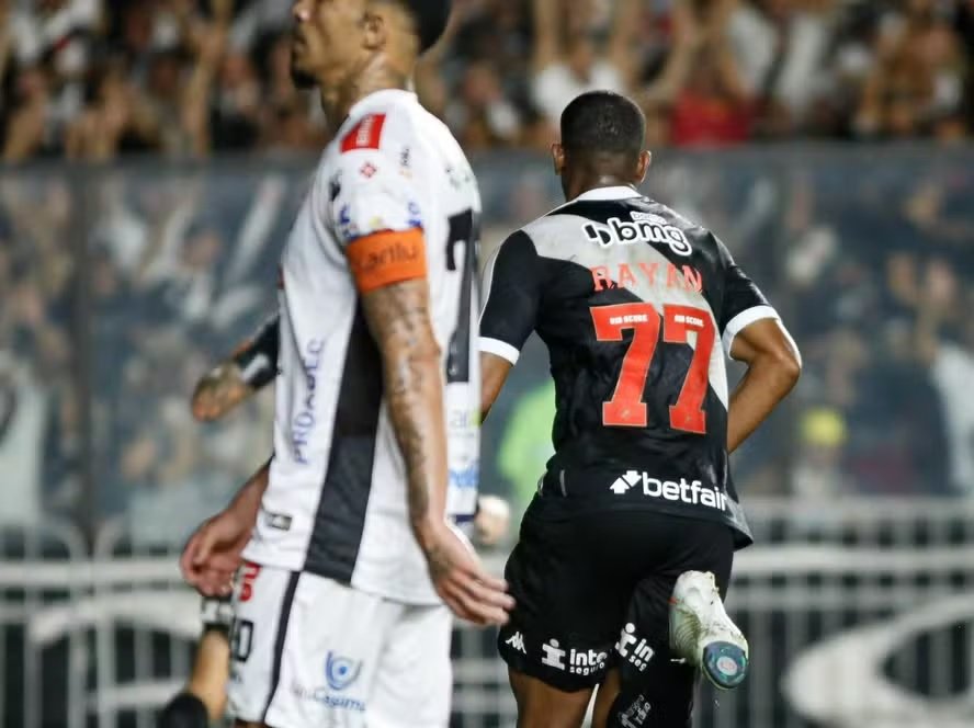 Léo Jardim comemora classificação do Vasco após defesa decisiva nos pênaltis contra o Operário