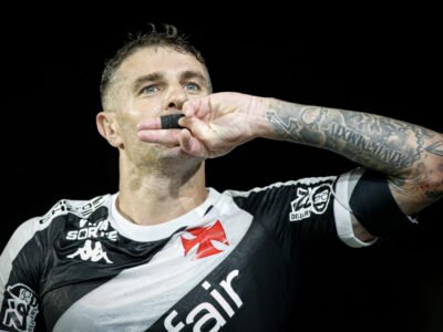 Pablo Vegetti em campo pelo Vasco comemorando seu centésimo jogo com a camisa cruzmaltina