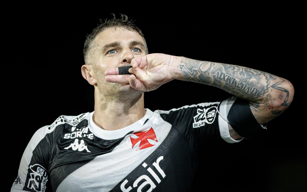 Pablo Vegetti em campo pelo Vasco comemorando seu centésimo jogo com a camisa cruzmaltina