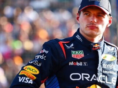 Max Verstappen comemora vitória no GP da Emília-Romanha com bandeira da Red Bull