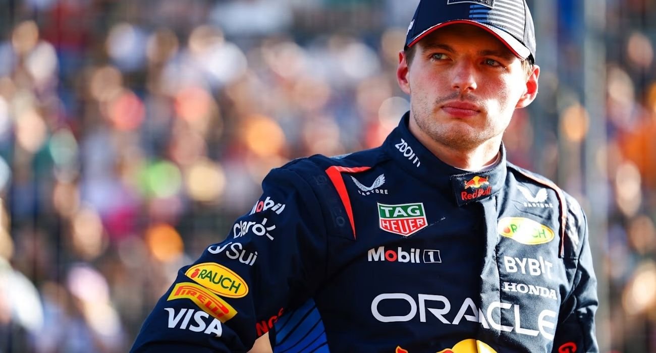 Max Verstappen comemora vitória no GP da Emília-Romanha com bandeira da Red Bull