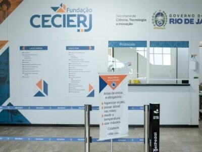 Estudantes realizando prova do Vestibular CEDERJ em polo presencial no Rio de Janeiro
